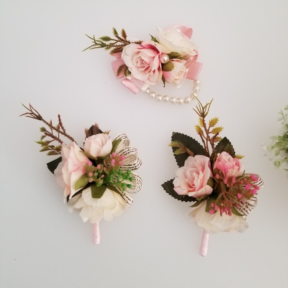 Bundle of 1 pink roses bouquet, 1 wristband and 2 groom's men boutonniere - Picture 2 of 5